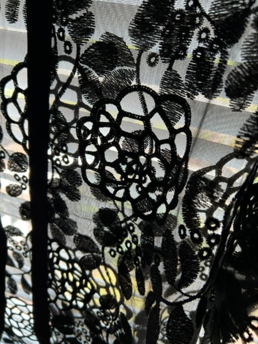 NESS Sheer Topper with Appliqué (1X) - Picture 4 of 5
